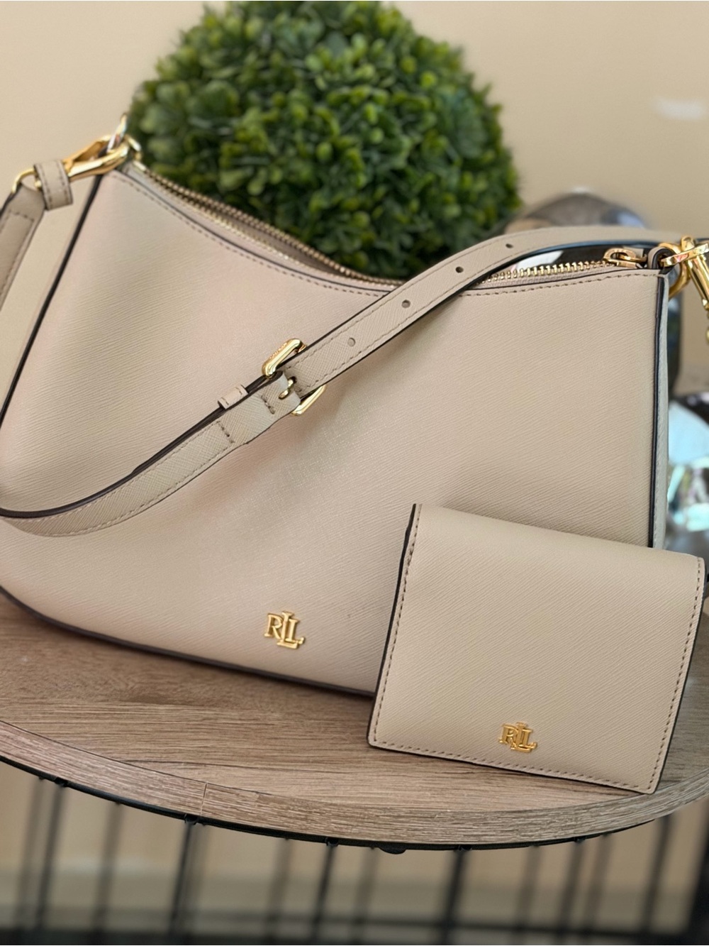 Ralph Lauren Cream Saffiano Shoulder Bag with Matching Wallet - Picture 2 of 6